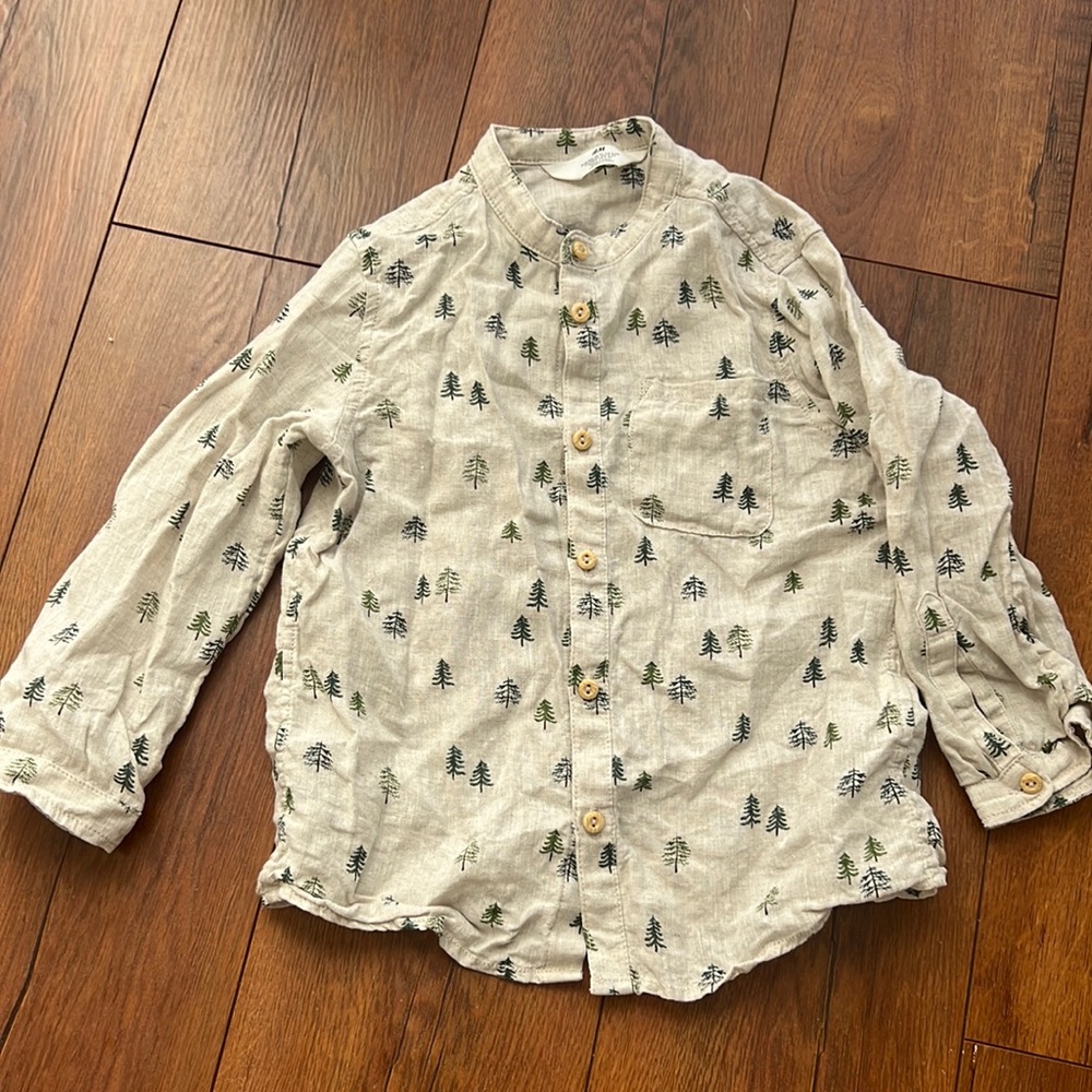 H&M Christmas tree shirt